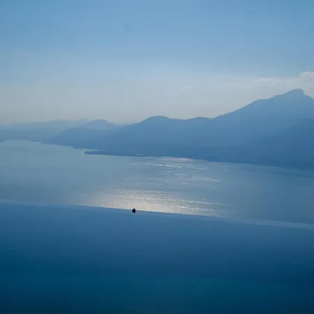 Aquiluna Con Vista Di Garda Apartment San Zeno di Montagna